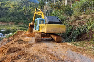 Huy động phương tiện khắc phục các điểm sạt lở.