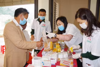 Quân y Bộ đội Biên phòng Nghệ An khám bệnh, cấp thuốc cho người dân.