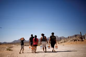 Người dân ở Ciudad Juarez, Mexico được tặng những chai nước uống. Ảnh: Reuters.