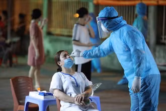 Lấy mẫu xét nghiệm Covid-19 cho người dân. (Ảnh: DUY LINH)