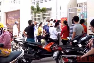 Tụ tập đông người tại điểm tiêm vaccine phòng Covid-19 ở Trung tâm Y tế TP Phan Thiết, ngày 19/8.