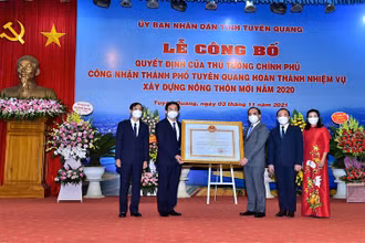 Lãnh đạo thành phố Tuyên Quang đón nhận bằng công nhận đạt chuẩn nông thôn mới.