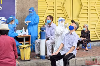 Xét nghiệm Covid-19 cho người dân Hà Nội. (Ảnh: DUY LINH)