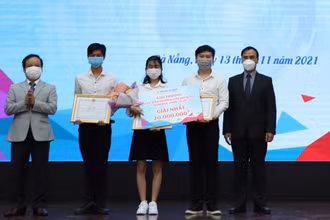 PGS, TS Nguyễn Ngọc Vũ, Giám đốc Đại học Đà Nẵng trao giải cho các sinh viên đạt giải Nhất Giải thưởng “Sinh viên nghiên cứu khoa học Đại học Đà Nẵng”.