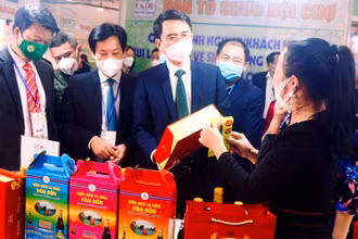 Các đại biểu tham quan các gian hàng tại Hội chợ OCOP Quảng Ninh 2021.