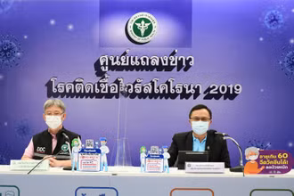Các ông Opas Karnkawinpong và Supakit Sirilak tại buổi họp báo.