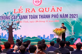 Chủ tịch UBND thành phố Hà Tĩnh Nguyễn Trọng Hiếu kêu gọi người dân tham gia trồng, bảo vệ cây xanh trên toàn thành phố. 