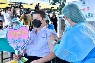 Một học sinh ở thủ đô Bangkok tiêm vaccine ngừa Covid-19 trước năm học mới. (Ảnh: Chính phủ Thái Lan).