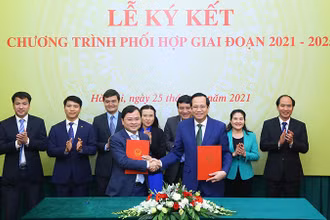 Đại diện lãnh đạo hai cơ quan ký Chương trình phối hợp giai đoạn 2021-2025 (Ảnh: Molisa).