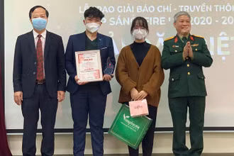 PGS, TS Mai Đức Ngọc - Chủ tịch Hội đồng trường Học viện Báo chí và Tuyên truyền và Đại tá, nhà báo Đỗ Phú Thọ - Phó tổng biên tập Báo Quân đội nhân dân trao giải đặc biệt cho nhóm tác giả đoạt giải. (Ảnh: BTC)