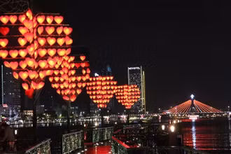 Cầu sông Hàn thắp sáng màu cam hưởng ứng Chiến dịch toàn cầu “16 Ngày hành động xóa bỏ bạo lực trên cơ sở giới”. (Ảnh: UN Women)