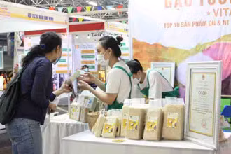 Sản phẩm OCOP thu hút người dân tới mua sắm.
