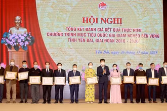 Chủ tịch UBND tỉnh Yên Bái Trần Huy Tuấn trao Bằng khen cho các tập thể có thành tích xuất sắc trong công tác giảm nghèo.