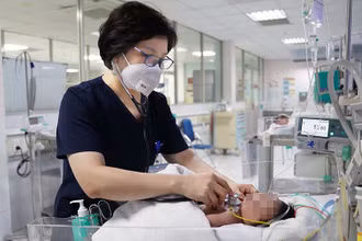 ThS, BS Chu Lan Hương thăm khám cho bệnh nhi. (Ảnh: BVCC)