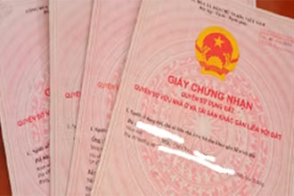 Giấy chứng nhân quyền sử dụng đất bị nhóm Hải đánh tráo được Công an TP Cần Thơ thu giữ. (Ảnh: Công an TP Cần Thơ)