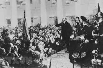 Đêm 7/11/1917, Đại hội các Xô-viết được triệu tập, thành lập Chính quyền Xô-viết do V.I.Lenin đứng đầu. (Ảnh: Tư liệu TTXVN).