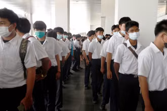 Thanh niên Thái Lan tìm kiếm cơ hội tại Hội chợ Việc làm Thái Lan 2020. (Ảnh: Reuters)