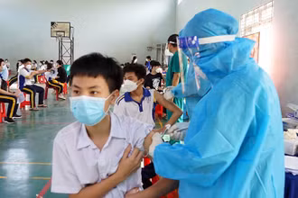 Tiêm vaccine cho học sinh THCS nhóm 12-14 tuổi tại thành phố Thủ Dầu Một, tỉnh Bình Dương. 