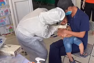 Lấy mẫu xét nghiệm cho học sinh Trường Mầm non 20/10 tại TP Điện Biên Phủ.