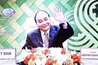 Chủ tịch nước Nguyễn Xuân Phúc tại Cuộc họp không chính thức các nhà Lãnh đạo Kinh tế Diễn đàn Hợp tác Kinh tế châu Á-Thái Bình Dương (APEC) về ứng phó với đại dịch Covid-19 và phục hồi kinh tế diễn ra theo hình thức trực tuyến tối 16/7. Ảnh: TTXVN