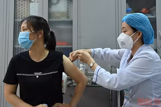 Tiêm vaccine ngừa Covid-19 cho người dân. (Ảnh: DUY LINH)