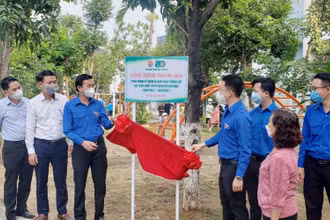 Kéo băng khánh thành khu vui chơi.