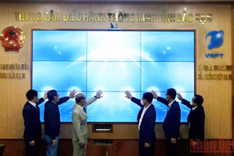 Các đại biểu nhấn nút khai trương Cổng thông tin du lịch thông minh Bắc Kạn.