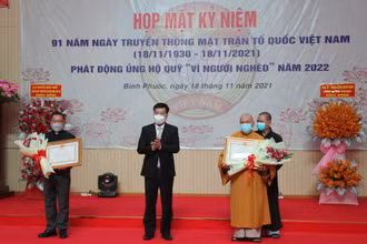 Thừa uỷ quyền của Chủ tịch nước, Bí thư Tỉnh ủy Bình Phước Nguyễn Mạnh Cường trao Huân chương Lao động hạng Ba tặng Ủy ban Đoàn kết Công giáo Việt Nam tỉnh Bình Phước và Ban trị sự Giáo hội Phật giáo Việt Nam tỉnh Bình Phước.