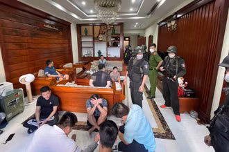 Các đối tượng cùng tang vật trong đường dây đánh bạc.