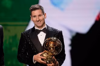 Messi dành Quả bóng Vàng 2021. (Ảnh: AP)