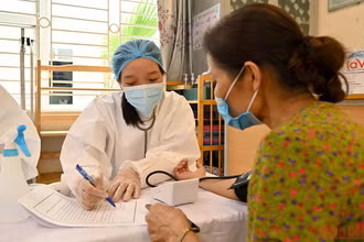 Khám sàng lọc trước khi tiêm cho người dân tại phường Gia Thụy, quận Long Biên. (Ảnh: DUY LINH)