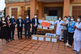 Trao quà hỗ trợ cho Bệnh viện Phổi tỉnh Thái Bình chiều 22/11.