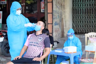 Nhân viên y tế Thanh Hóa lấy mẫu giám sát Covid-19 trong cộng đồng.