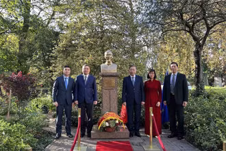Bộ trưởng Công an Tô Lâm cùng Đoàn đại biểu đặt vòng hoa tưởng niệm Chủ tịch Hồ Chí Minh tại thành phố Montreuil, Pháp.