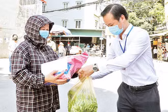 Hỗ trợ lao động tự do bị ảnh hưởng do dịch Covid-19 ở Hà Nội (Ảnh minh họa: MINH HÀ).