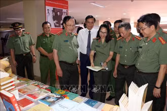 Các đại biểu tham quan Triển lãm “75 năm Công an nhân dân - vì nước quên thân, vì dân phục vụ”. Ảnh: TTXVN