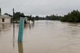 Lũ lớn trên sông Trà Câu, thị xã Đức Phổ (Quảng Ngãi).
