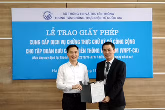 Trao giấy phép cung cấp dịch vụ chứng thực chữ ký số công cộng cho VNPT