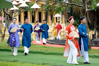 Trình diễn áo dài truyền thống xứ Huế tại “Ngày Văn hóa các dân tộc Việt Nam” năm 2021. Ảnh: ĐĂNG KHOA