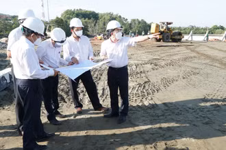 Ông Nguyễn Văn Hợp (thứ 2 từ trái qua) kiểm tra, đôn đốc các đơn vị thi công trên công trường thi công.