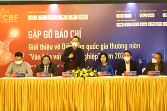 Quang cảnh buổi gặp gỡ báo chí trao đổi thông tin. 
