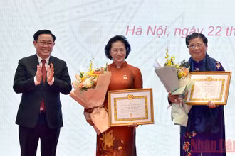 Chủ tịch Quốc hội Vương Đình Huệ trao Huy hiệu 40 năm tuổi Đảng cho nguyên Chủ tịch Quốc hội Nguyễn Thị Kim Ngân và nguyên Phó Chủ tịch Thường trực Quốc hội Tòng Thị Phóng. (Ảnh: DUY LINH)