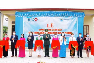 Các đại biểu cắt băng khánh thành điểm trường bản Co Phường.