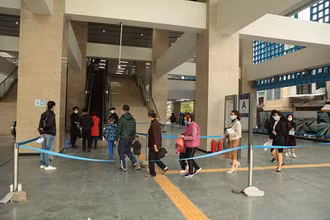 Hành khách lên tàu Cát Linh-Hà Đông được yêu cầu phải bảo đảm khoảng cách, thực hiện các quy định phòng, chống dịch.