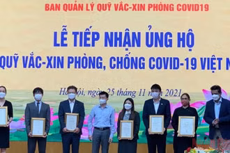Đại diện Tập đoàn G.A. Consultants Nhật Bản tại Việt Nam ủng hộ 100 nghìn USD cho Quỹ Vaccine phòng, chống Covid-19.