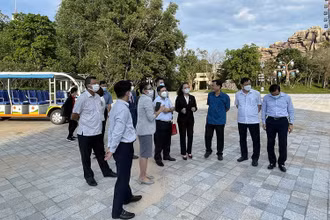 Đoàn công tác thực hiện khảo sát, kiểm tra tại các điểm mua sắm, vui chơi giải trí. (Ảnh: Tổng cục Du lịch)
