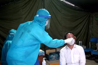 Cơ quan y tế tiến hành xét nghiệm nhanh SARS-CoV-2 cho người dân huyện đảo Phú Quý. 