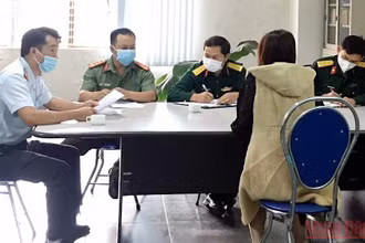 Cơ quan chức năng làm việc với công dân vi phạm.