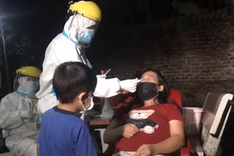 Lấy mẫu xét nghiệm những người dân liên quan 2 trường hợp F0 tại phường Cam Giá, thành phố Thái Nguyên. 