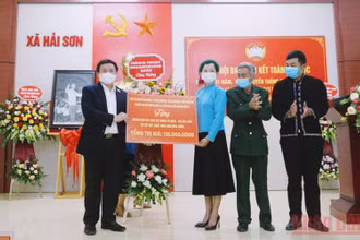 Đồng chí Nguyễn Xuân Thắng tặng quà cho nhân dân và cán bộ thôn Pò Hèn, xã Hải Sơn, thành phố Móng Cái .